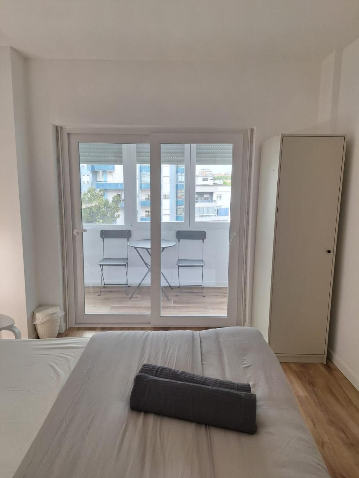 Lisbon South Bay Rooms 2 Almada Exterior photo